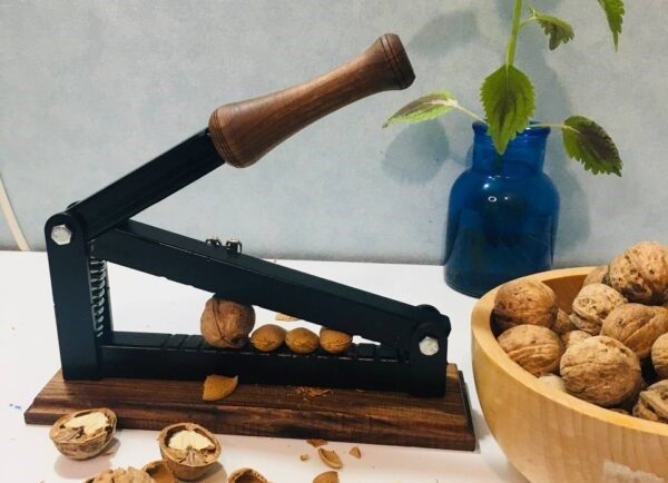بهترین بادام‌شکن آپارتمانی: شکستن آسان با چوب گردو